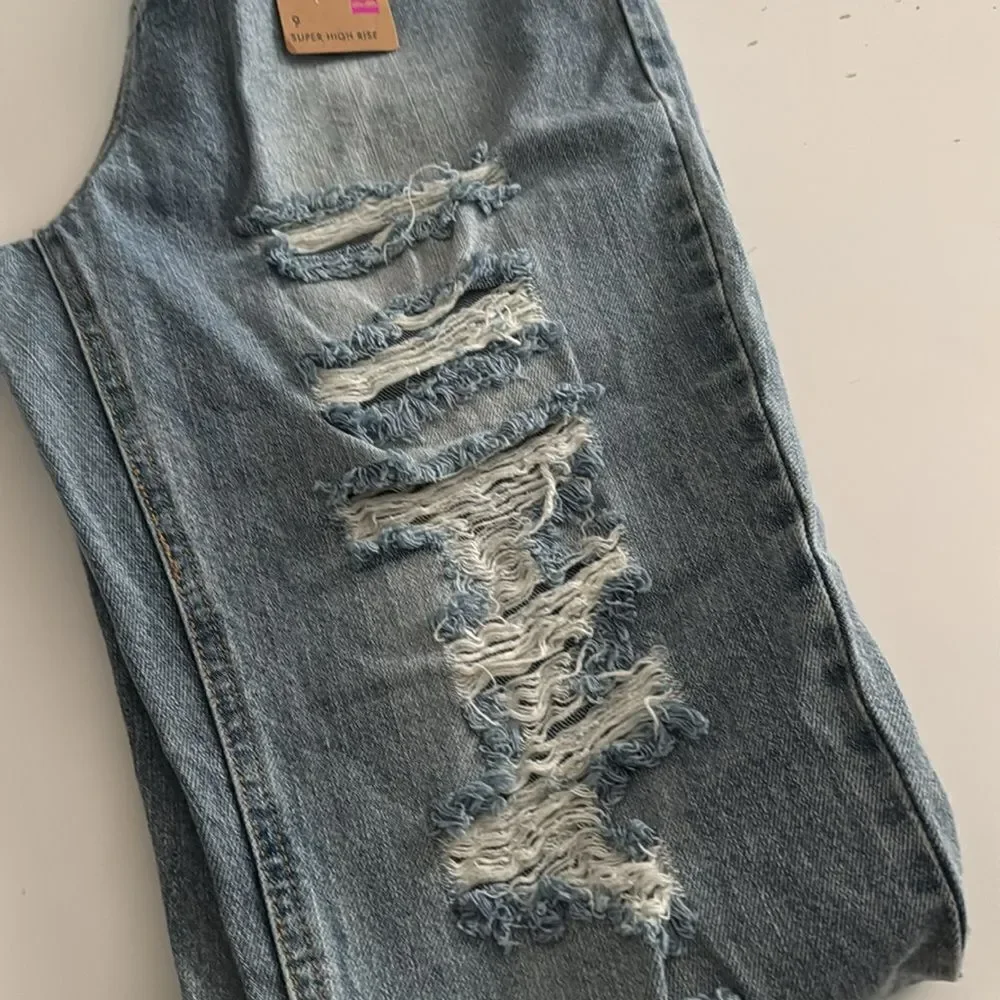 Vanilla Star Distressed Boyfriend 90’s Jeans in dark Wash NWT